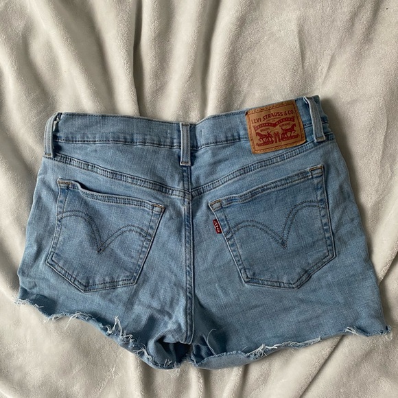 Levi’s shorts - Picture 2 of 3